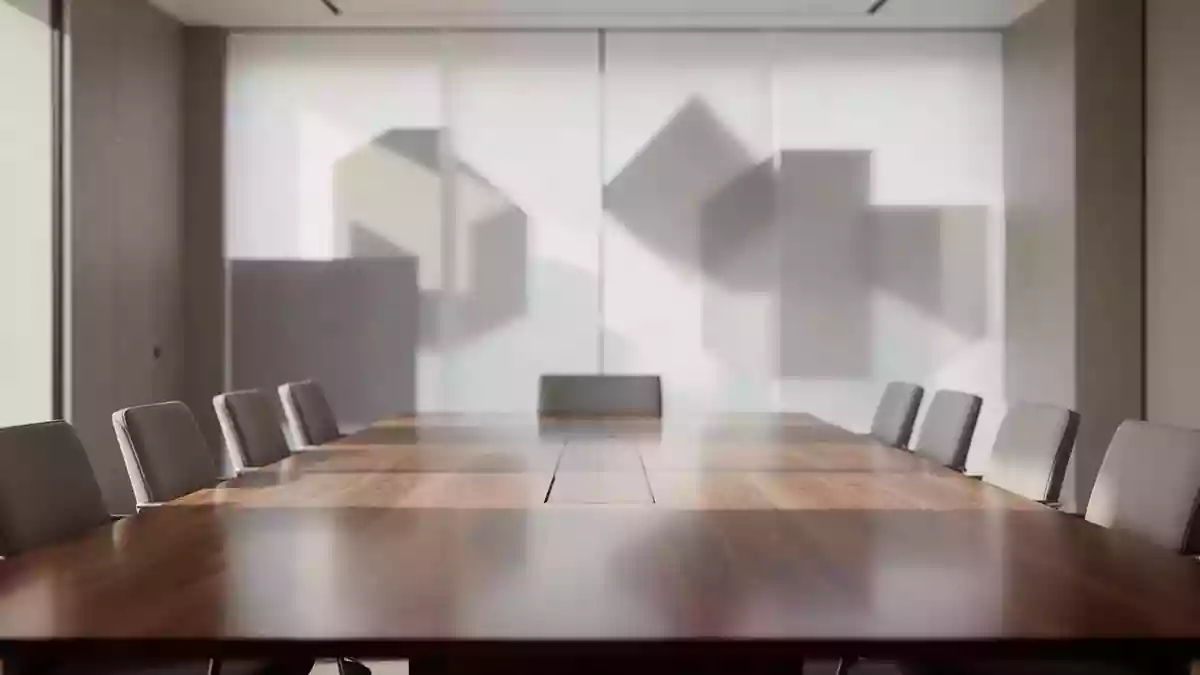 Ein minimalistischer, moderner Konferenzraum mit weichem Tageslicht und neutralen architektonischen Elementen. Illustration mit AI erstellt.