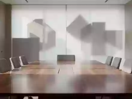 Ein minimalistischer, moderner Konferenzraum mit weichem Tageslicht und neutralen architektonischen Elementen. - Foto: über boerse-global.de