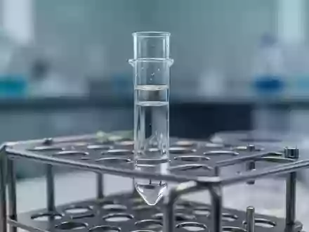 Eine Labor-Zentrifugenröhrchen mit einer klaren Flüssigkeit in einem sterilen, wissenschaftlichen Umfeld. - Foto: über boerse-global.de