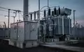 Industrielle Transformatorenstation in einer sterilen Umgebung bei Dämmerung zur Symbolisierung kritischer Infrastruktur. - Foto: über boerse-global.de