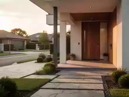 Eine moderne, minimalistische Hauseinfahrt in einem ruhigen Wohngebiet bei Sonnenuntergang. - Foto: über boerse-global.de