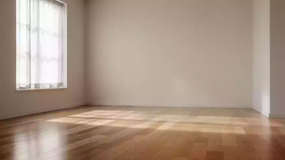 Ein heller, minimalistisch gestalteter Raum mit hellem Holzboden und sanftem Tageslicht, der eine Atmosphäre der Ruhe vermittelt. Illustration mit AI erstellt.