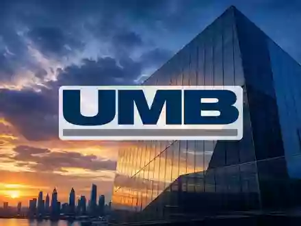 Moderner gläserner Wolkenkratzer vor einer Küstenlandschaft bei Sonnenuntergang als Symbol für wirtschaftliche Expansion. - Foto: über boerse-global.de