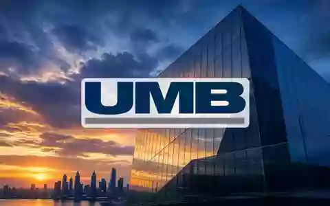 Moderner gläserner Wolkenkratzer vor einer Küstenlandschaft bei Sonnenuntergang als Symbol für wirtschaftliche Expansion. - Foto: über boerse-global.de