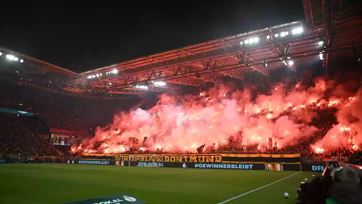 Borussia Dortmund legte im Pokal-Duell gegen Werder Bremen los wie die Feuerwehr und führte schnell mit 2:0.  - Bild: Fabian Strauch/dpa