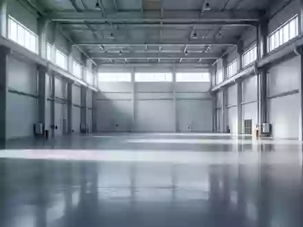 Eine weitläufige, moderne Industriehalle mit minimalistischer Architektur und natürlichem Lichteinfall. - Foto: über boerse-global.de