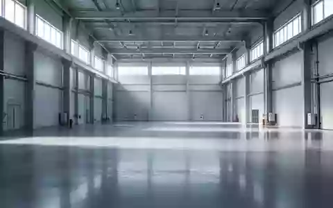 Eine weitläufige, moderne Industriehalle mit minimalistischer Architektur und natürlichem Lichteinfall. - Foto: über boerse-global.de