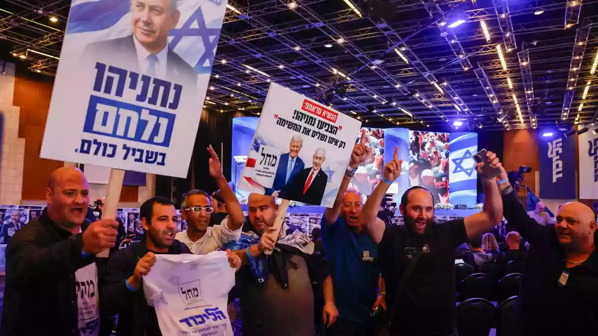 Anhänger der Likud-Partei von Regierungschef Benjamin Netanjahu feiern, weil erste Prognosen die Partei vorne sehen.  - Bild: Olivier Fitoussi/dpa