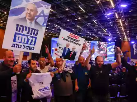 Anhänger der Likud-Partei von Regierungschef Benjamin Netanjahu feiern, weil erste Prognosen die Partei vorne sehen. - Foto: Olivier Fitoussi/dpa