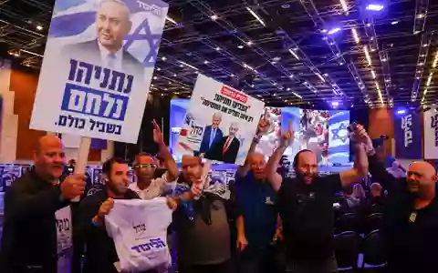 Anhänger der Likud-Partei von Regierungschef Benjamin Netanjahu feiern, weil erste Prognosen die Partei vorne sehen. - Foto: Olivier Fitoussi/dpa