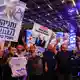 Anhänger der Likud-Partei von Regierungschef Benjamin Netanjahu feiern, weil erste Prognosen die Partei vorne sehen.  - Bild: Olivier Fitoussi/dpa