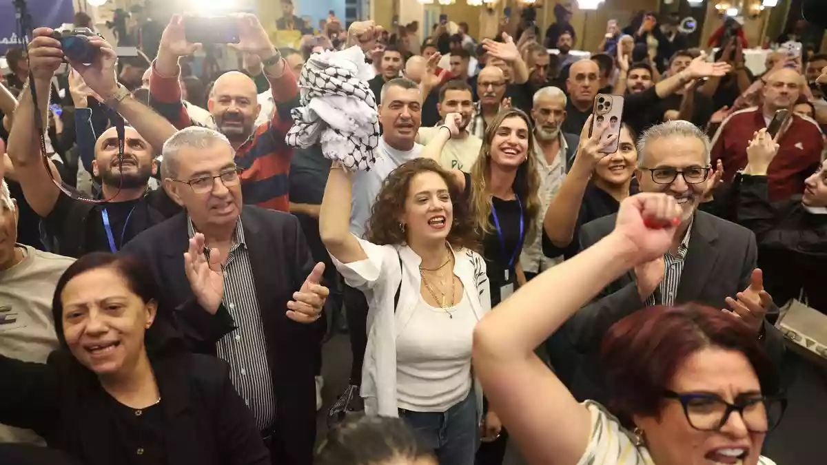 Anhänger der arabisch dominierten "Vereinten Liste" feiern nach ersten Prognosen bei der Wahl in Israel.  - Bild: Jamal Awad/dpa