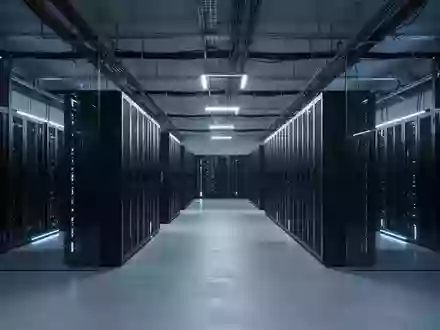 Moderne, minimalistische Server-Infrastruktur in einem klimatisierten Rechenzentrum mit blauer Beleuchtung. - Foto: über boerse-global.de