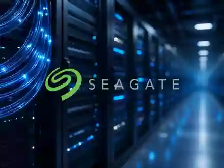 Modernes Rechenzentrum mit leuchtenden Server-Racks als Symbol für digitales Wachstum und Datenspeicherung. - Foto: über boerse-global.de