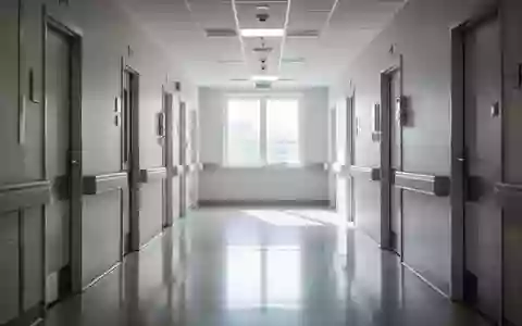 Ein heller, menschenleerer Krankenhausflur mit moderner Architektur und einfallendem Tageslicht. - Foto: über boerse-global.de