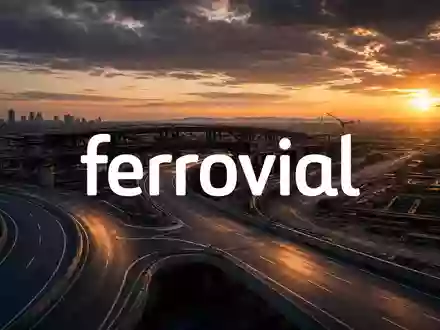 Moderne Autobahnkreuzung bei Sonnenuntergang als Symbol für Infrastruktur und Bauwirtschaft - Foto: über boerse-global.de