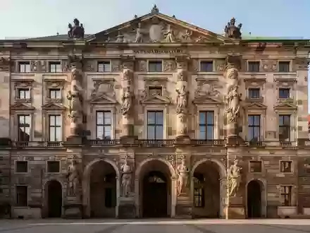 Die historische Fassade der Alten Akademie in der Münchner Innenstadt bei Tageslicht. - Foto: über boerse-global.de