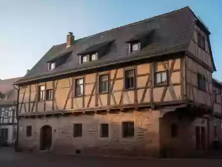 Historische Fachwerkhäuser in einem deutschen Ortskern bei Tageslicht. - Foto: über boerse-global.de