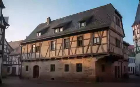 Historische Fachwerkhäuser in einem deutschen Ortskern bei Tageslicht. - Foto: über boerse-global.de