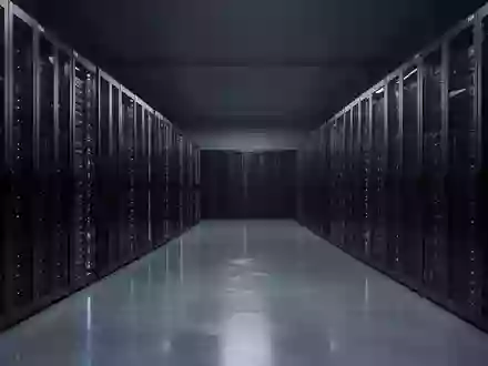 Reihen von dunklen Server-Racks in einem modernen Rechenzentrum bei gedimmter Beleuchtung. - Foto: über boerse-global.de