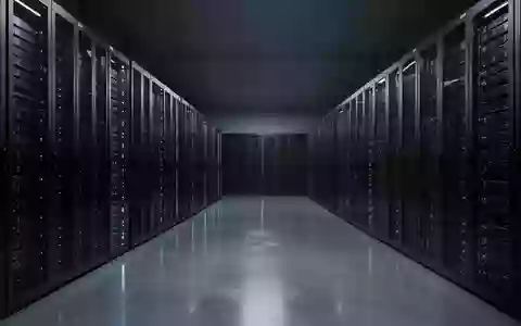 Reihen von dunklen Server-Racks in einem modernen Rechenzentrum bei gedimmter Beleuchtung. - Foto: über boerse-global.de