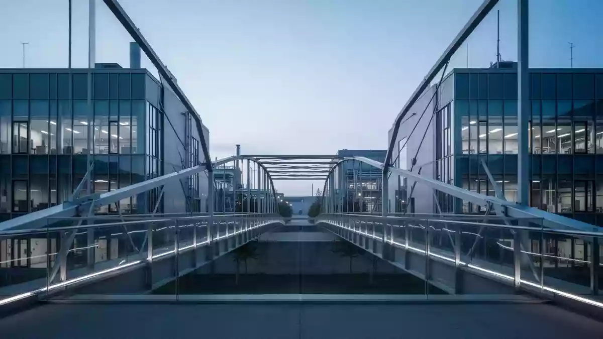Eine moderne Architekturbrücke zwischen zwei Forschungsgebäuden in der Abenddämmerung. Illustration mit AI erstellt.