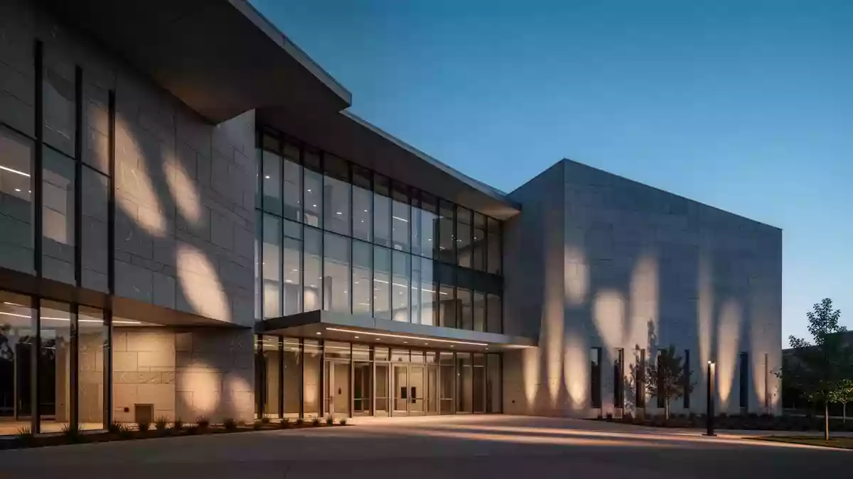 Ein minimalistisches, modernes Regierungsgebäude in Colorado bei Dämmerung mit klaren architektonischen Linien und Steinfassade. Illustration mit AI erstellt.