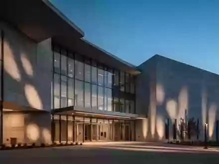 Ein minimalistisches, modernes Regierungsgebäude in Colorado bei Dämmerung mit klaren architektonischen Linien und Steinfassade. - Foto: über boerse-global.de