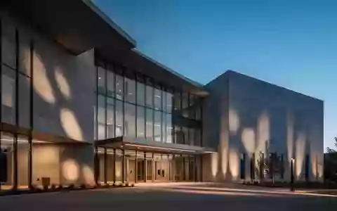 Ein minimalistisches, modernes Regierungsgebäude in Colorado bei Dämmerung mit klaren architektonischen Linien und Steinfassade. - Foto: über boerse-global.de