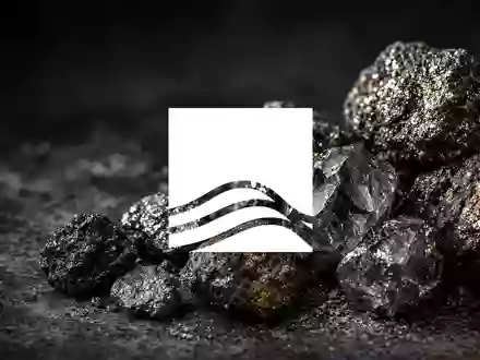 Abstrakte Darstellung eines Goldminen-Szenarios mit dramatischer Beleuchtung und metallischen Texturen. - Foto: über boerse-global.de