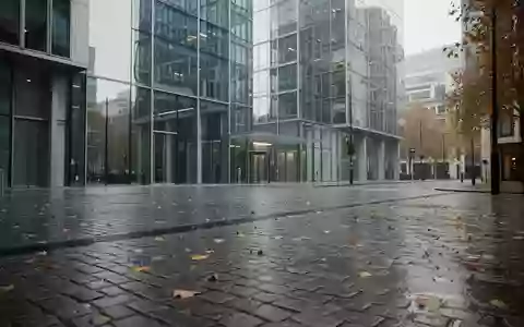 Moderne Bürogebäude in einem Londoner Finanzviertel, reflektiert in nassem Kopfsteinpflaster an einem bewölkten Tag. - Foto: über boerse-global.de