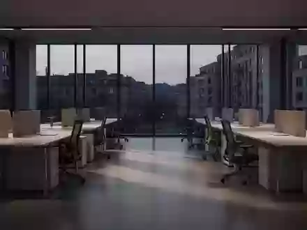 Ein leerer, modern gestalteter Großraumbürobereich in der Dämmerung mit minimalistischen Arbeitsplätzen und natürlichem Licht. - Foto: über boerse-global.de