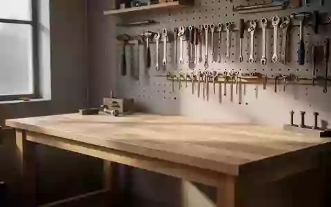 Ein aufgeräumter, leerer Werkstatt-Arbeitstisch aus hellem Holz in einer hellen, professionellen Umgebung. - Foto: über boerse-global.de