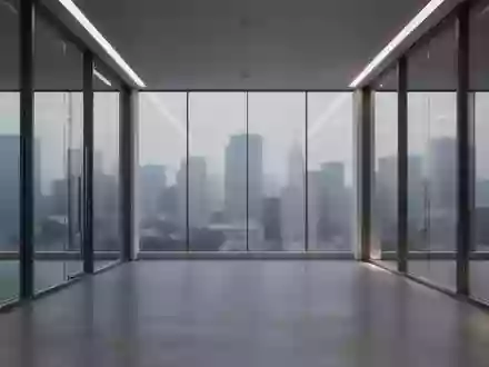 Ein leerer, minimalistischer Büroflur mit großen Fensterfronten und Blick auf eine graue Stadtlandschaft. - Foto: über boerse-global.de