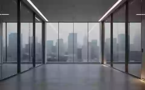 Ein leerer, minimalistischer Büroflur mit großen Fensterfronten und Blick auf eine graue Stadtlandschaft. - Foto: über boerse-global.de