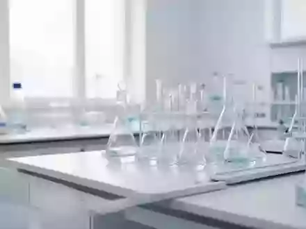 Ein minimalistisch gestaltetes, steriles medizinisches Forschungslabor mit gläsernen Laborgeräten in einer hellen Umgebung. - Foto: über boerse-global.de