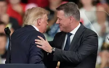 Audi-Chef Gernot Döllner steht für seinen Auftritt mit US-Präsident Trump in der Kritik. (Archivbild) - Foto: Mike Stewart/AP/dpa