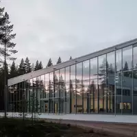 Moderne, minimalistische Industriefassade in einer schwedischen Waldlandschaft bei Dämmerung. - Foto: über boerse-global.de