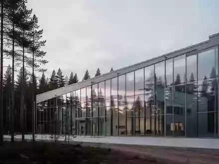 Moderne, minimalistische Industriefassade in einer schwedischen Waldlandschaft bei Dämmerung. - Foto: über boerse-global.de