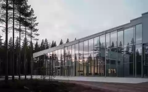 Moderne, minimalistische Industriefassade in einer schwedischen Waldlandschaft bei Dämmerung. - Foto: über boerse-global.de