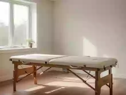 Ein minimalistischer Behandlungsraum für Physiotherapie mit einer Massageliege und hellem Tageslicht. - Foto: über boerse-global.de
