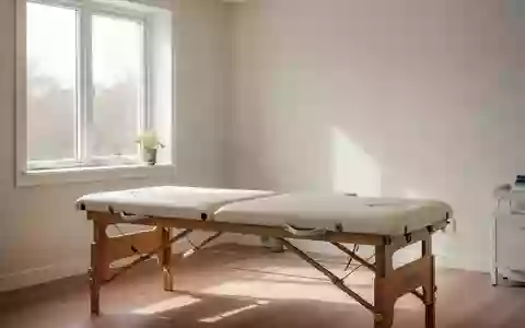 Ein minimalistischer Behandlungsraum für Physiotherapie mit einer Massageliege und hellem Tageslicht. - Foto: über boerse-global.de