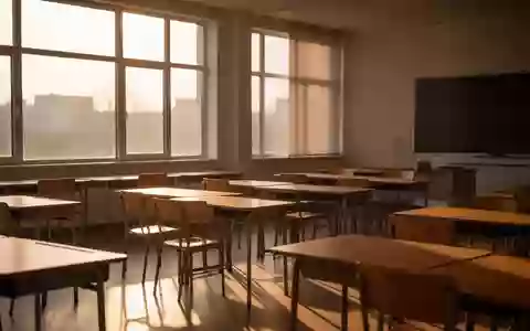 Ein leerer, sonnendurchfluteter Klassenraum mit leeren Schreibtischen und Stühlen in einer ruhigen, minimalistischen Umgebung. - Foto: über boerse-global.de