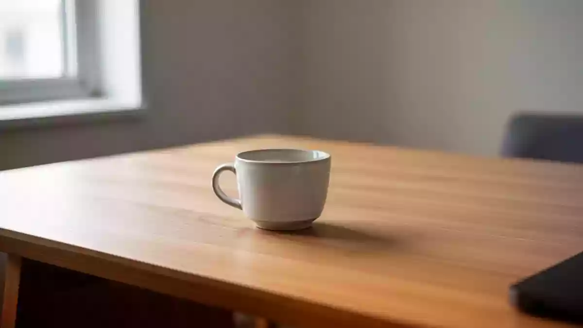 Ein minimalistischer, aufgeräumter Arbeitsplatz mit einer leeren Tasse auf einem Holztisch bei natürlichem Licht. Illustration mit AI erstellt.