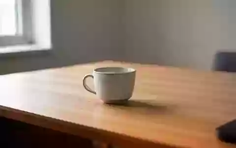 Ein minimalistischer, aufgeräumter Arbeitsplatz mit einer leeren Tasse auf einem Holztisch bei natürlichem Licht. - Foto: über boerse-global.de