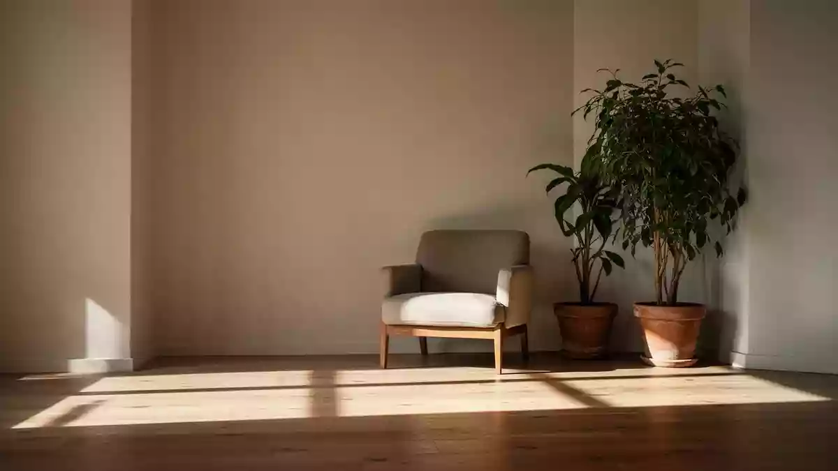 Ein minimalistisch eingerichteter, lichtdurchfluteter Raum mit einem bequemen Sessel und einer großen Zimmerpflanze. Illustration mit AI erstellt.