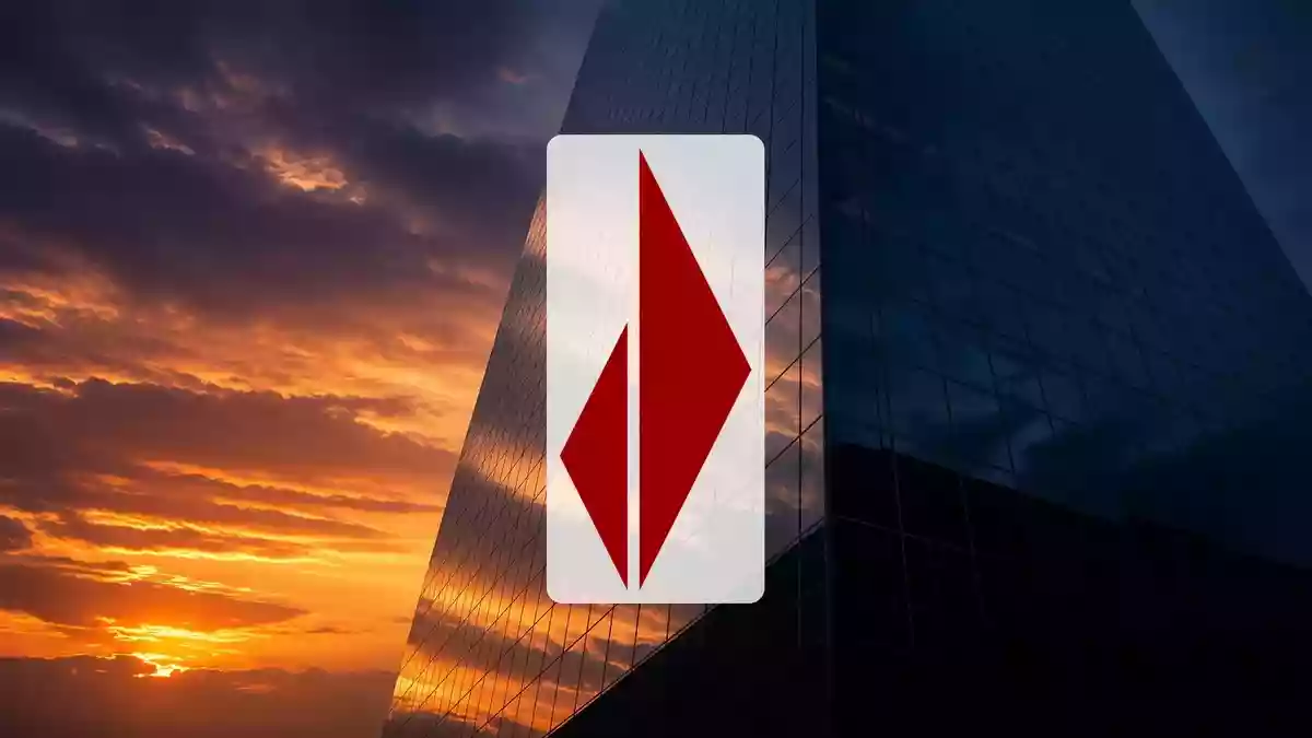 Moderne Glasfassade eines Bürogebäudes bei Sonnenuntergang als Symbol für institutionelle Finanzprozesse. Illustration mit AI erstellt.