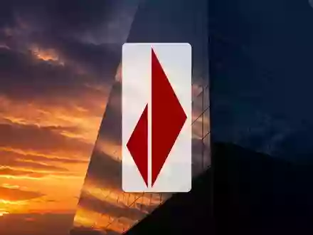 Moderne Glasfassade eines Bürogebäudes bei Sonnenuntergang als Symbol für institutionelle Finanzprozesse. - Foto: über boerse-global.de