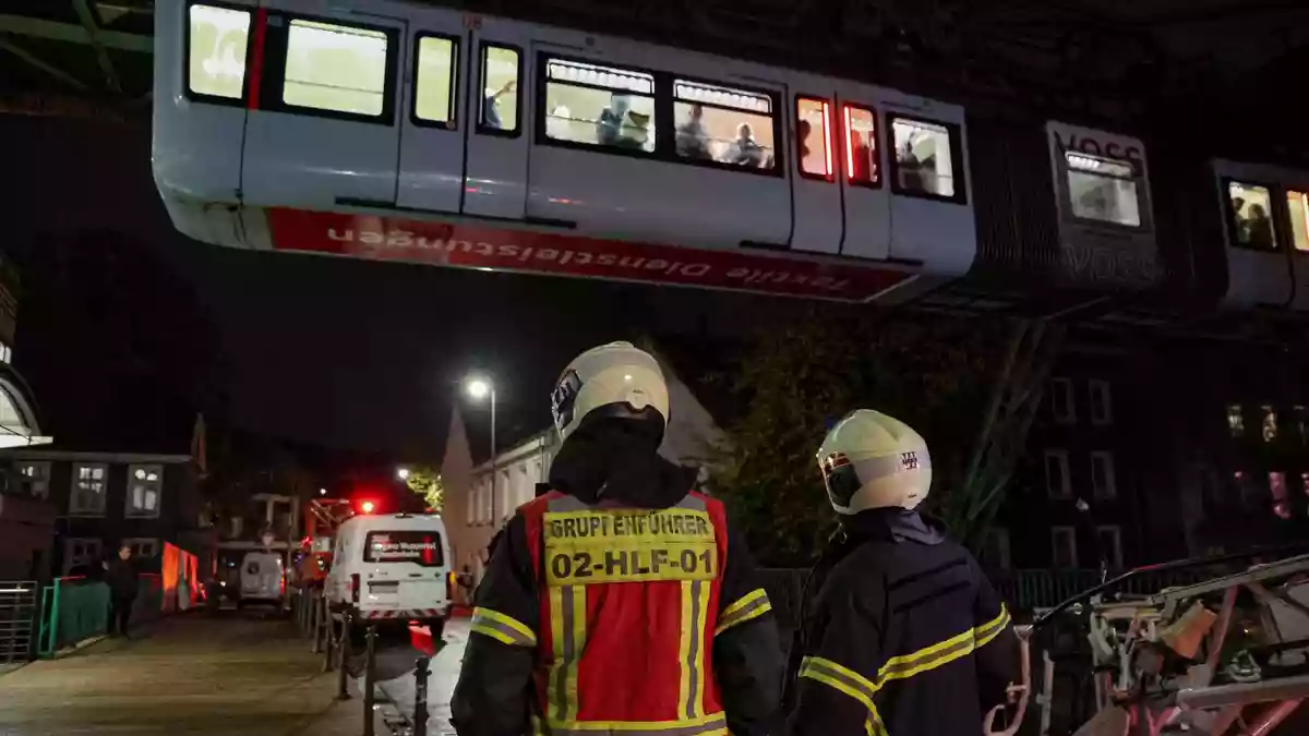 Die Feuerwehr holte die Fahrgäste über eine Drehleiter aus der Bahn. - Bild: Christoph Petersen/dpa