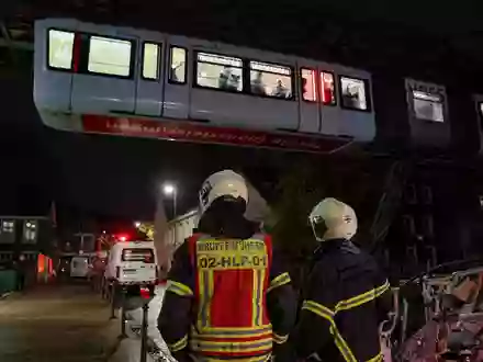 Die Feuerwehr holte die Fahrgäste über eine Drehleiter aus der Bahn. - Foto: Christoph Petersen/dpa